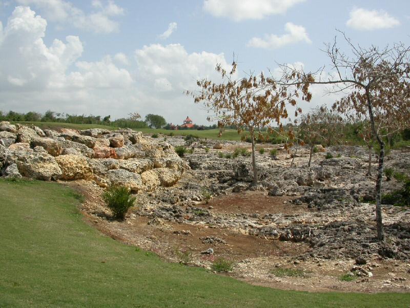 Tertre du 9e trou en pierre volcanique