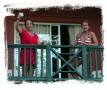 Diane et Sylvie sur leur balcon